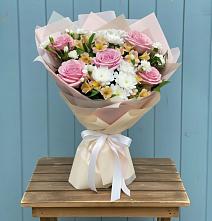 Букет цветов из:  Гвоздики, Орхидеи и Розы в Ленино