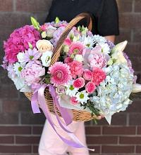 Цветочная композиция из Розы, Хризантемы, Пионы и Лизиантусы в корзине в Ленино