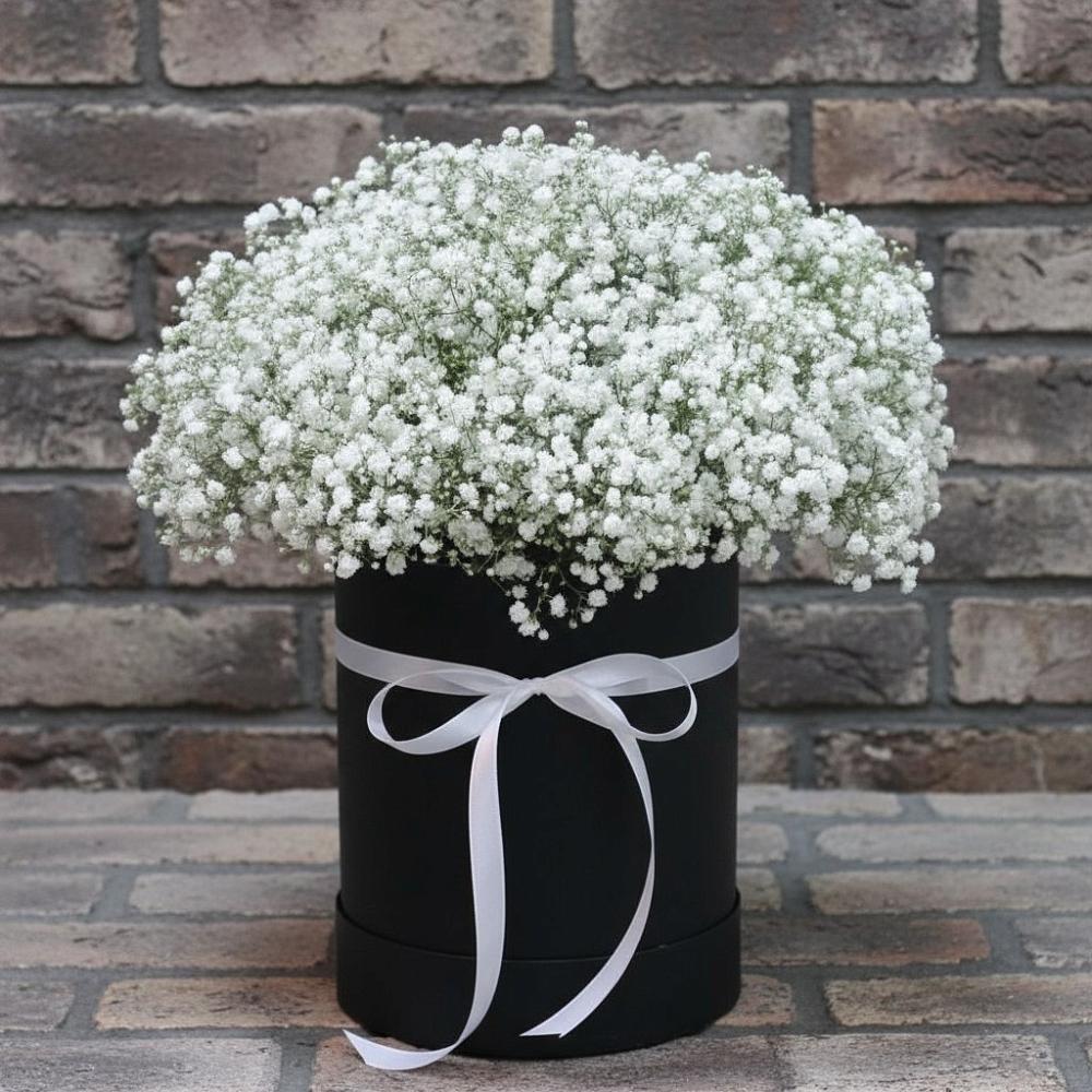 Цветочная композиция из Гипсофила в шляпной коробке в Ленино