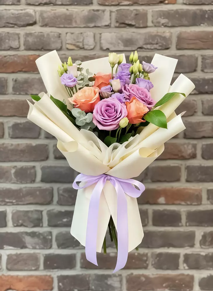 Букет цветов из: Лизиантусы и Розы в Ленино