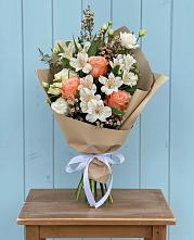 Букет цветов из:  Альстромерии, Лизиантусы, Розы и Хризантемы в Ленино