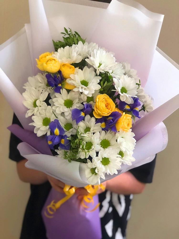 Букет цветов из: Ирисы, Хризантемы и Розы в Ленино