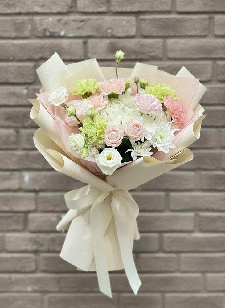Букет цветов из: Гвоздики, Розы, Лизиантусы и Хризантемы в Ленино