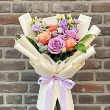 Букет цветов из:  Лизиантусы и Розы в Ленино