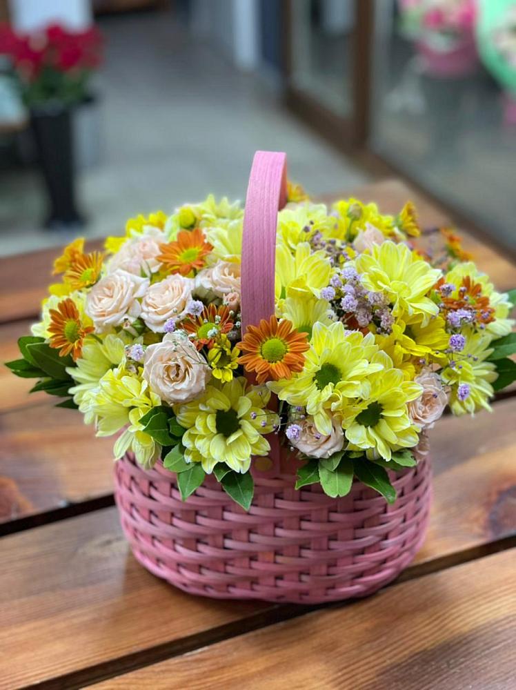 Цветочная композиция из Хризантемы и Розы в корзине в Ленино