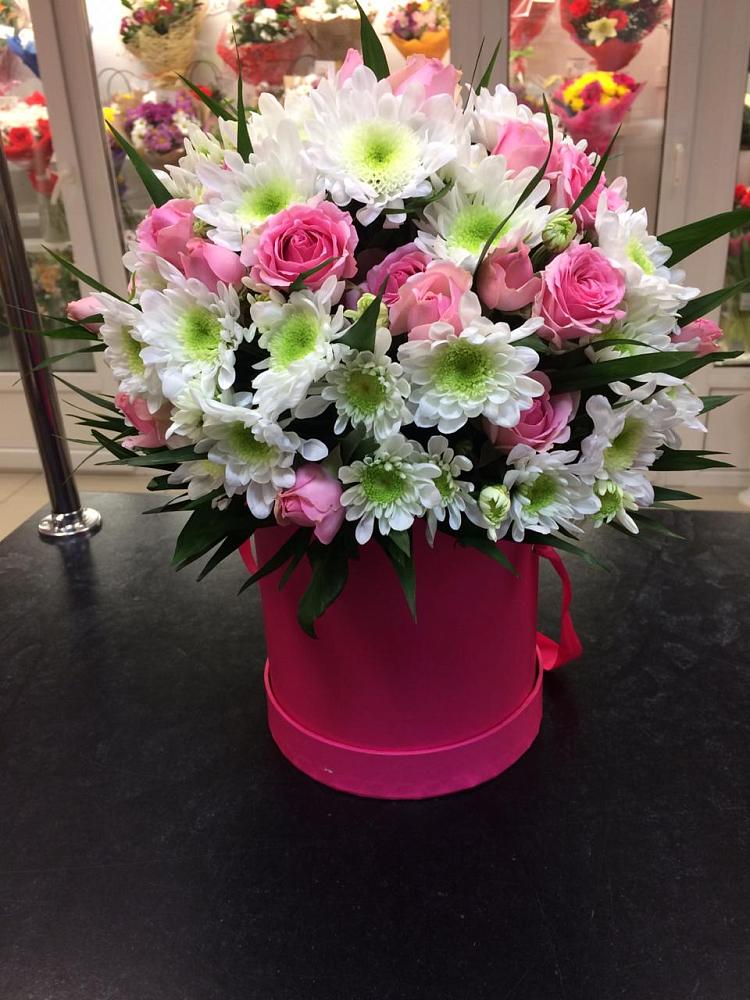 Цветочная композиция из Розы и Хризантемы в шляпной коробке в Ленино