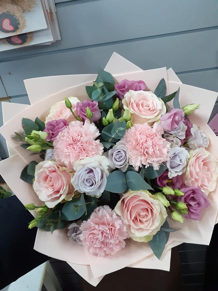 Букет цветов из: Розы, Гвоздики и Лизиантусы в Ленино