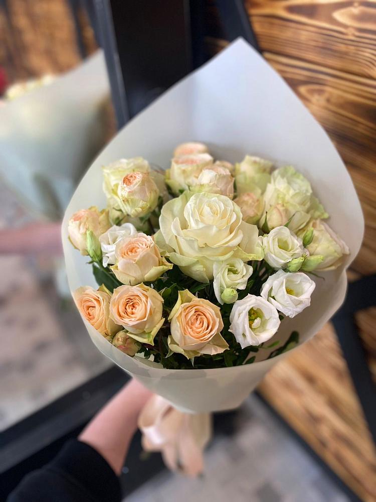 Букет цветов из: Розы и Лизиантусы в Ленино